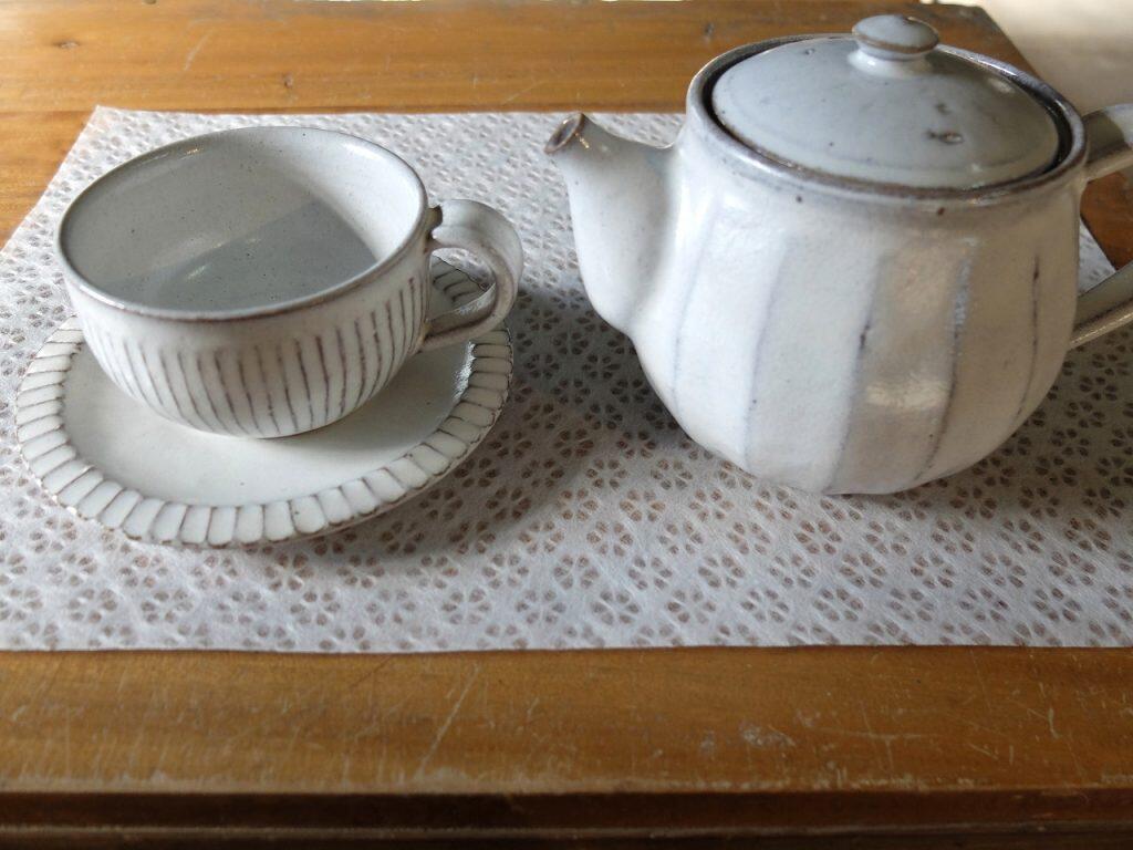 和紙を使ったやわらかい光の照明や額に飾ったインテリア