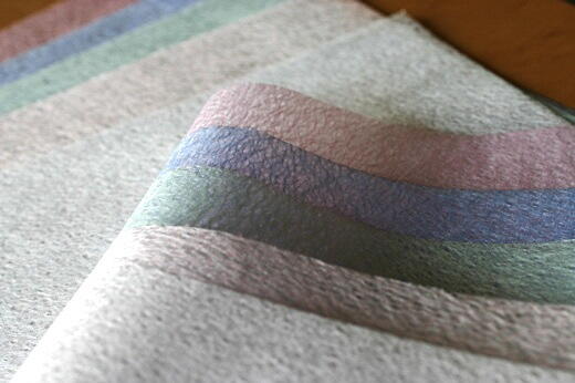 「モリサ」の和紙には、桜や小梅、水玉や渦巻き、市松模様など、現代の暮らしに溶け込むモダンなデザインや配色も多く、見ているだけで楽しい気分になります