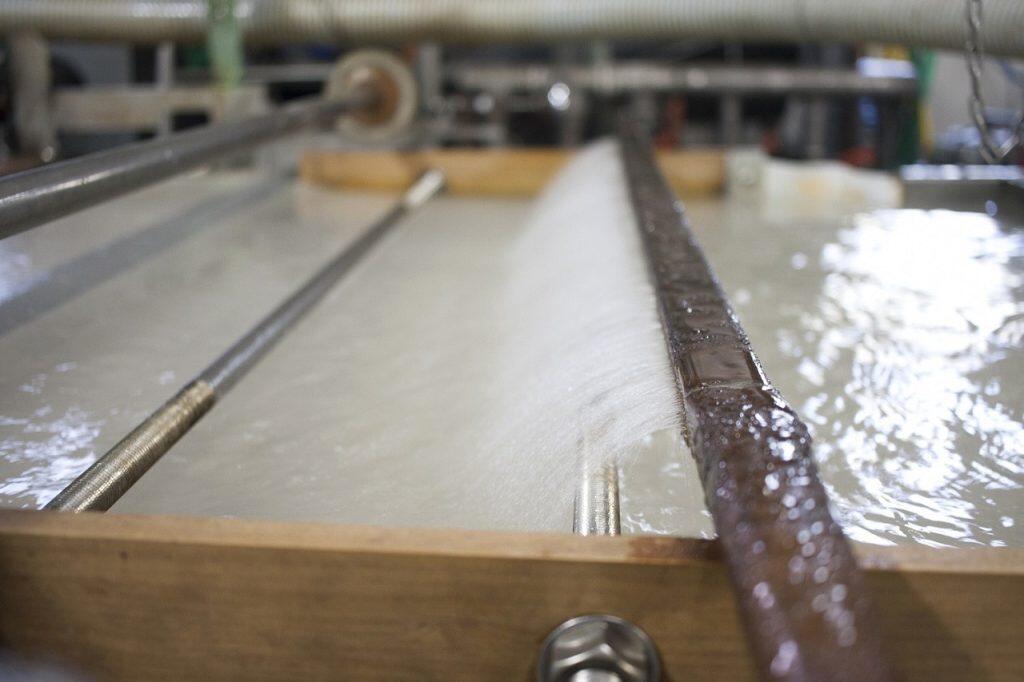 清流・仁淀川の豊富な伏流水で、伝統的な手漉き和紙の技術と最新の加工技術を融合させた、多彩な和紙製品を製造