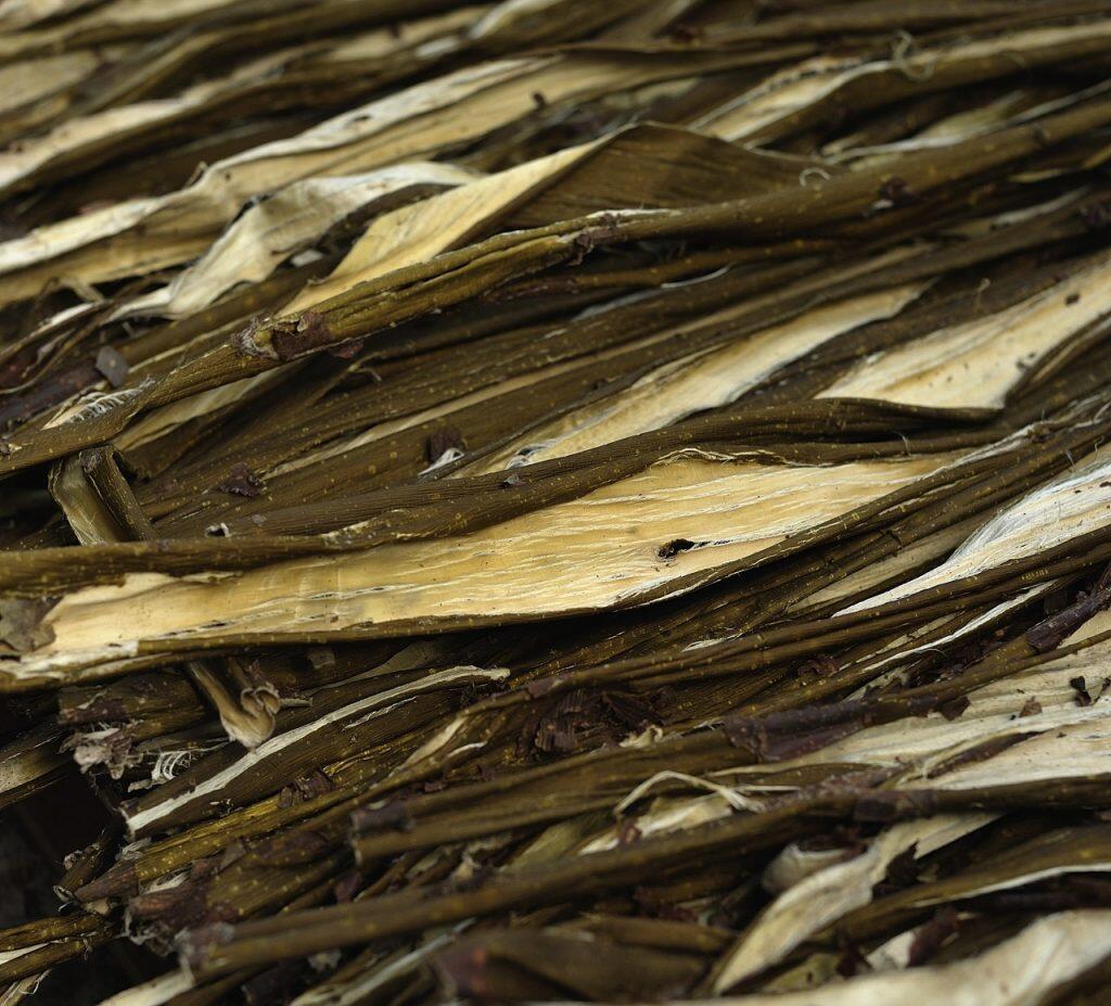 天然の楮(こうぞ)や三椏(みつまた)、雁皮(がんぴ)などの原料に、レーヨンやパルプなどの素材を用途別に応じて配合し、染色・貼合・製袋といった様々な加工を施すことで、機能性やデザイン性に富んだ新しい和紙製品を生み出しています