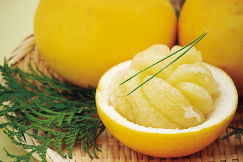 厚めの外皮を剥き、白い薄皮をそぉっとひらけばプリッとした実が...!