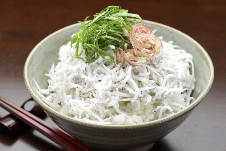 「土佐角弘海産」名物、土曜日限定の「のっけ放題ちりめん丼セルフ販売」