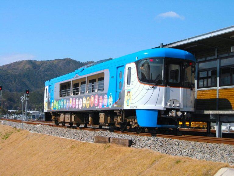 潮風を感じるオープンデッキ型列車&涼を感じる風鈴列車!