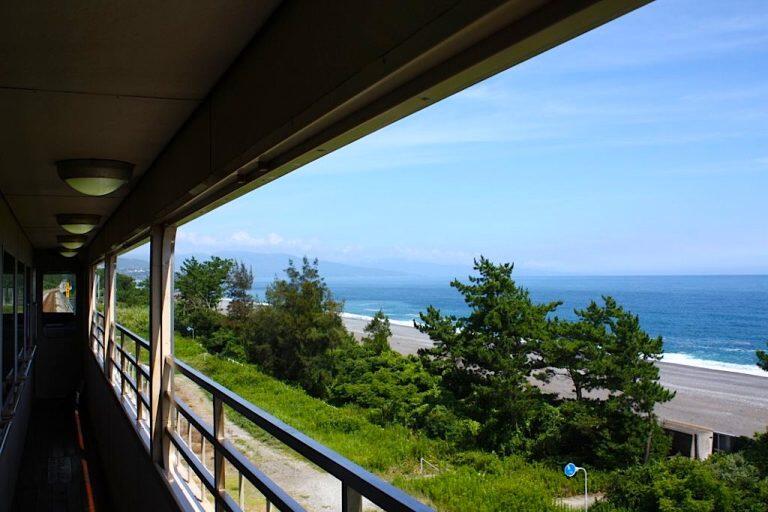 運行区間のほとんどが高架で太平洋のパノラマをとことん楽しめるオープンデッキ型観光列車