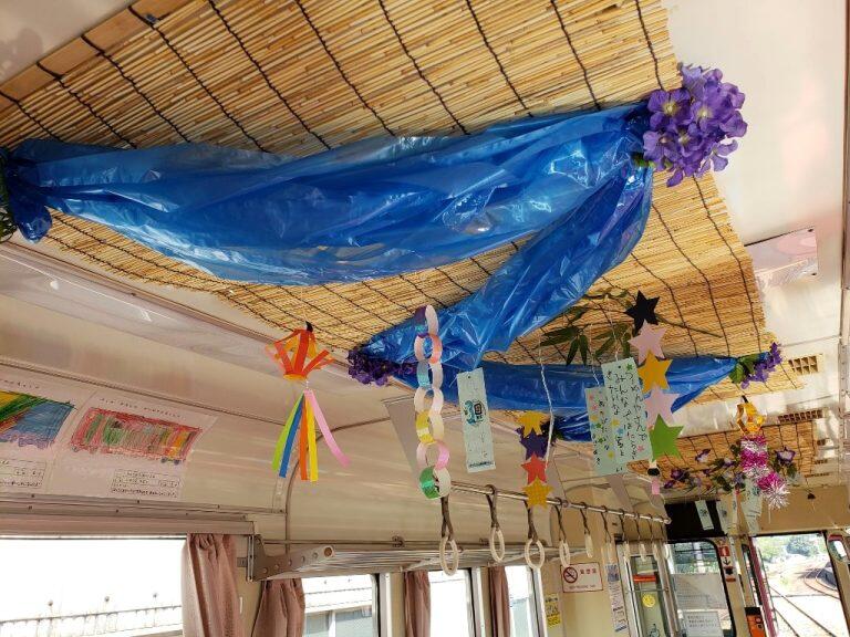 風鈴が涼しげな音色を響かせる列車内には、すだれや沿線保育園の園児が描いた車両の塗り絵、願い事を書いた短冊などが飾り付けられています