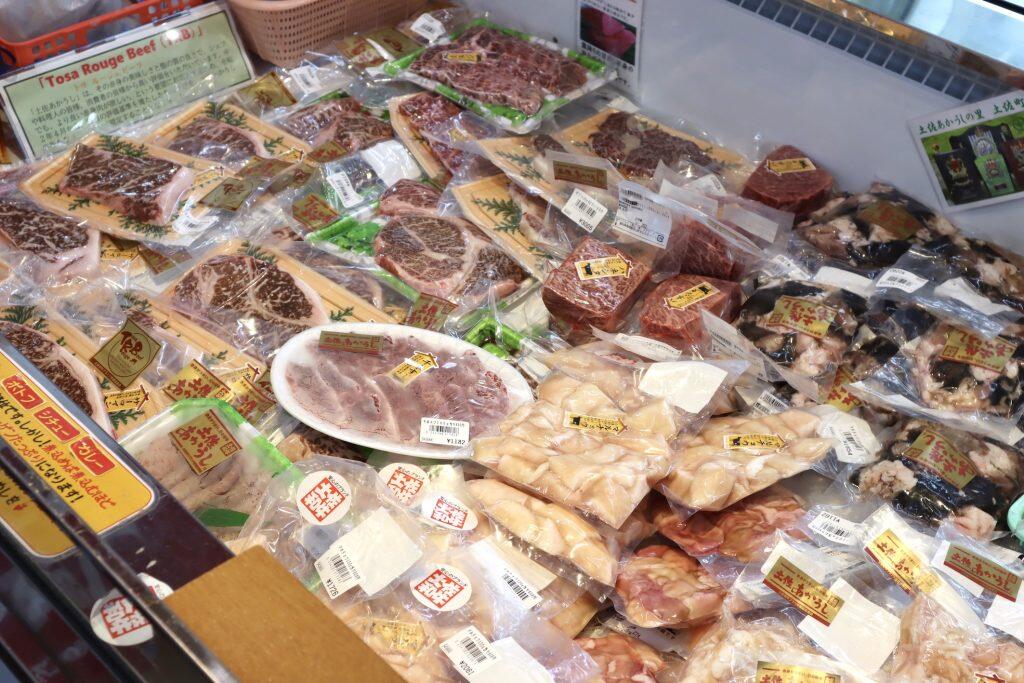 店内のショーケースには、土佐あかうしのロースやカルビ、ステーキやローストビーフのほか、ハンバーグやコロッケ、さらには土佐あかうしのアイスまで、様々な商品を取り揃えています