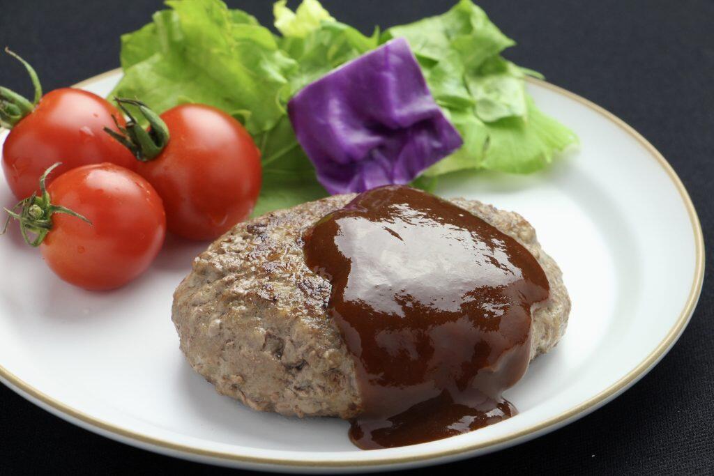 土佐あかうしの特徴である、しっかりとした味わいの赤身と上品な脂の絶妙なバランス、ギュッと凝縮した肉の旨味を堪能できます