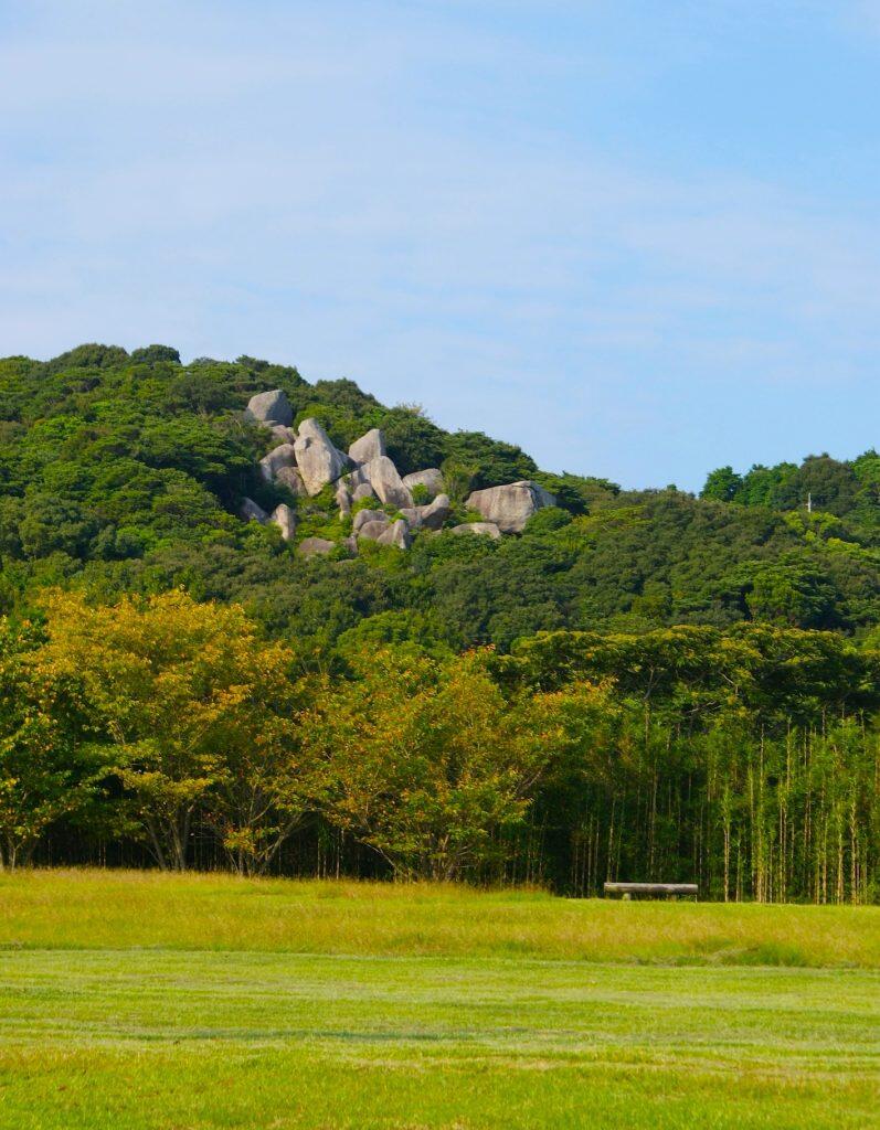 静かな森の中に突如そびえる巨石群