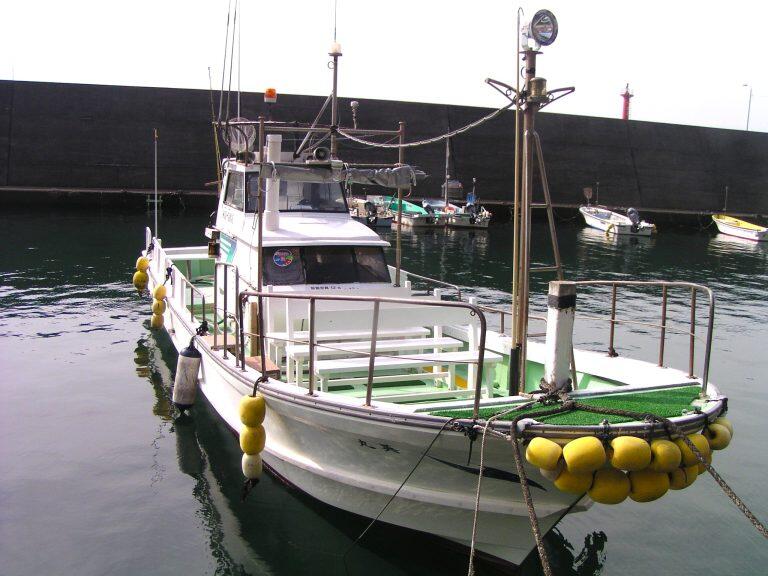 土佐清水市の観光遊覧船「英丸」