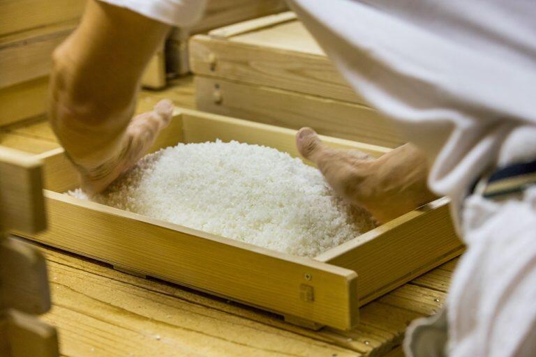 原料米は、淡麗な酒を醸す高知県産米や吟醸造りに最適な山田錦などを厳選し、自社で精米