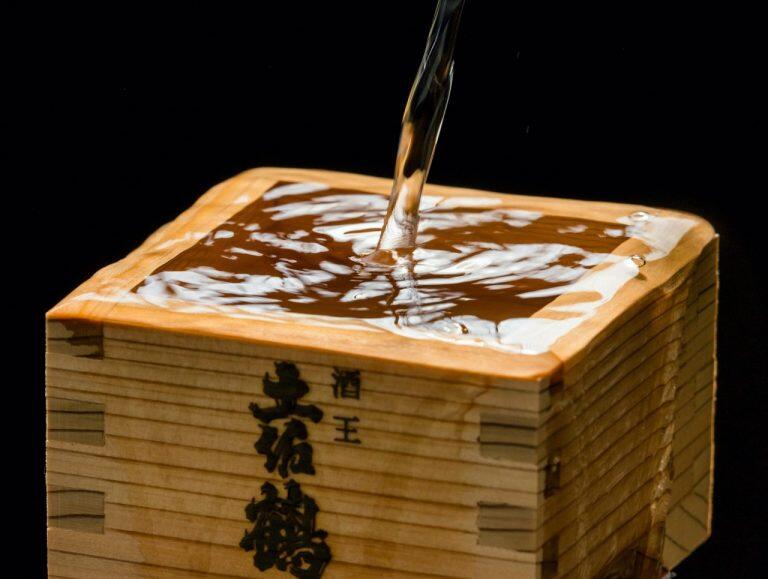 酒槽から少しずつ垂れ落ちる酒を、加水調整せずに少量囲いした