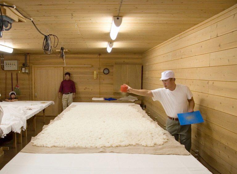 奇跡の清流と謳われる仁淀川水系の伏流水を仕込み水にするなど、美味しい酒造りにこだわっています