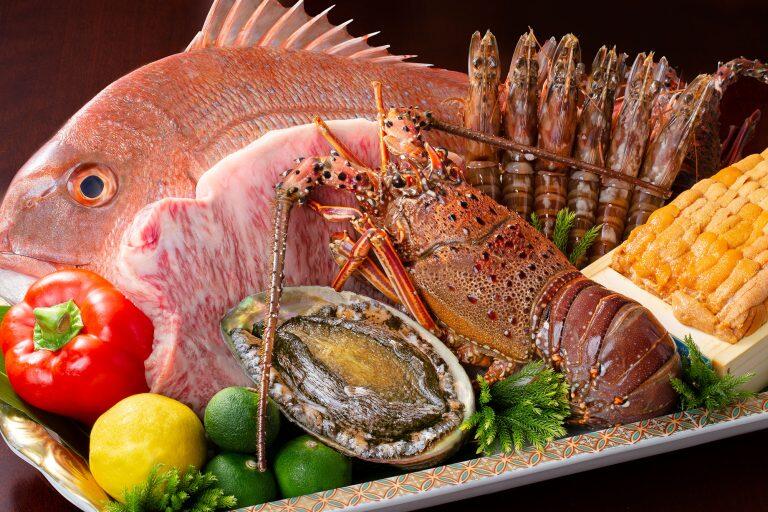 高知の名物料理である鰹のたたきや郷土料理である皿鉢をはじめ、A5ランクの土佐和牛や清流・仁淀川どれの天然鮎など、こだわりの素材をつかったコース料理