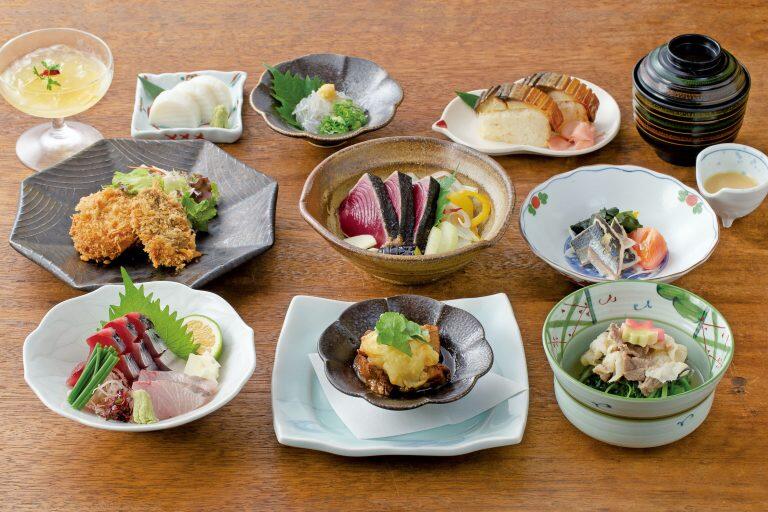 鰹の刺身や塩たたき、はらんぼ塩焼や鰹コロッケ、酒盗やちちこなど、鰹を余すとこなく味わえる料理がずらり