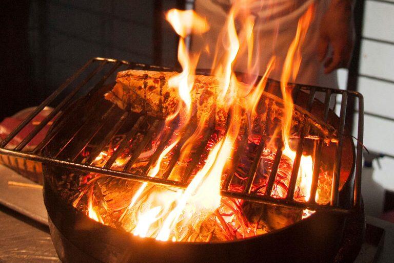 熟練の職人が焼き上げた鰹のたたき