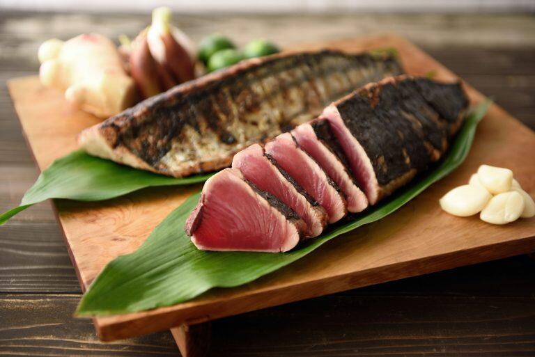 熟練の職人が焼き上げた鰹のたたき