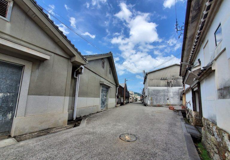 伝統的な商家住宅や白壁の建造物が、情緒溢れる街並みを形成する佐川町・上町地区