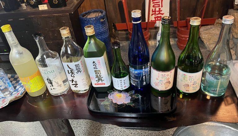 佐川町出身の植物学者・牧野富太郎博士にちなんだ純米酒や純米吟醸酒の「花と恋して」、特別純米酒「ハナトコイシテ」や高知県産の柑橘類・ショウガ・ハーブなど12種類のボタニカル原料を使ったクラフトジン「マキノジン」などもあるので、お気に入りを見つけてみてください