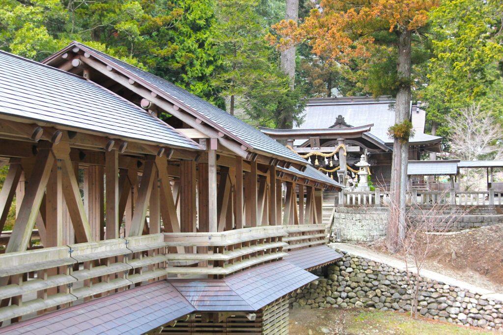 「津野山神楽」は、その年の五穀豊穣に感謝する秋祭りとして毎年10月下旬〜11月にかけて行われ、「三嶋神社/川西路」(10月30日)「三嶋五社神社/田野々」(11月3日)「三嶋神社/竹の薮」(11月23日)など各集落の神社に奉納されます。