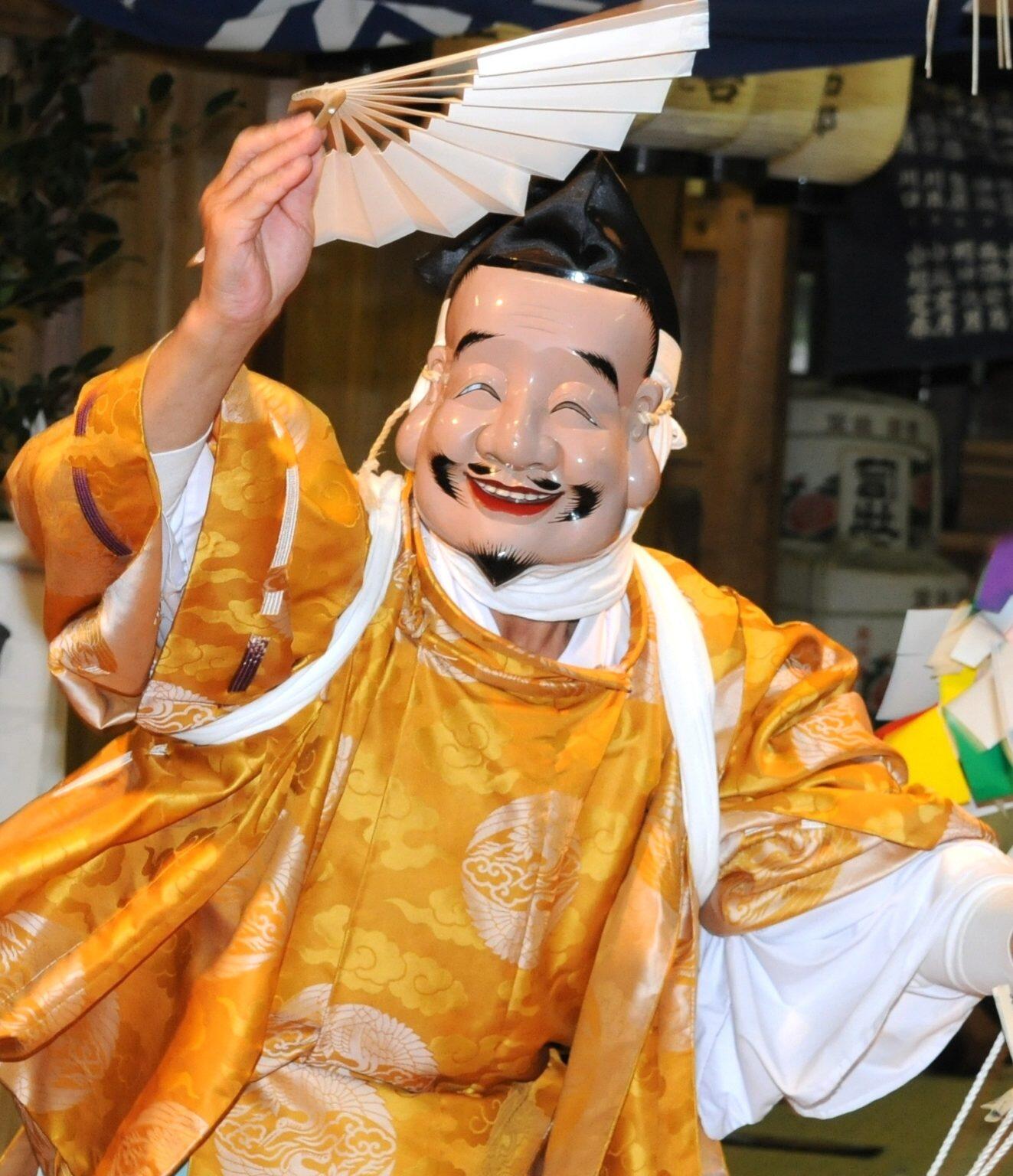 全部で18節からなる「津野山神楽」の舞いは、進む時・退く時・座る時・立つ時に、「進左退右」「座左起右」という作法が決められており、 正式に舞い納めるには、なんと約8時間を要する