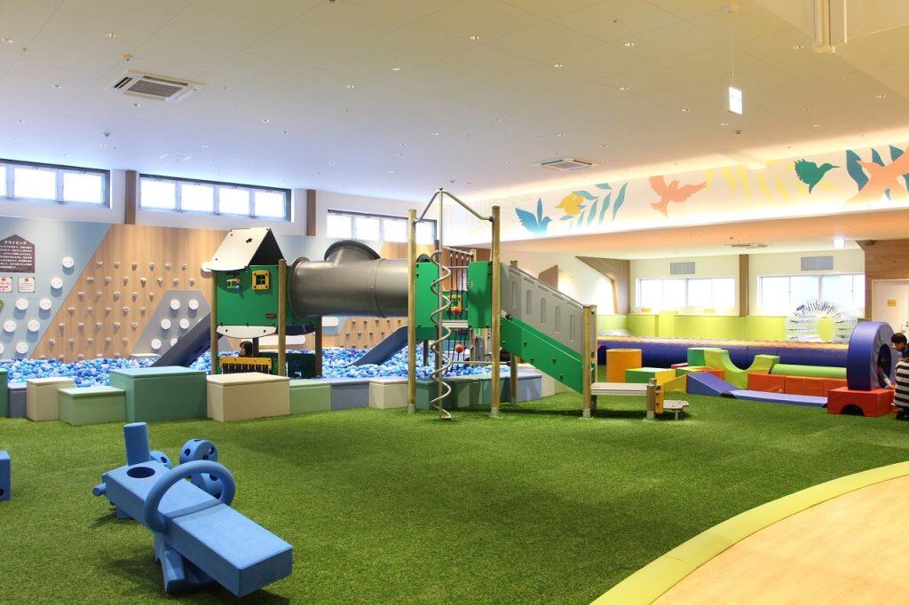 絵本を中心に玩具や様々な遊具を設置した遊び場