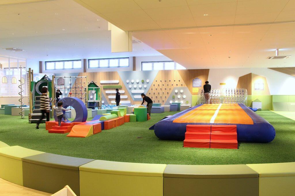 絵本を中心に玩具や様々な遊具を設置した遊び場