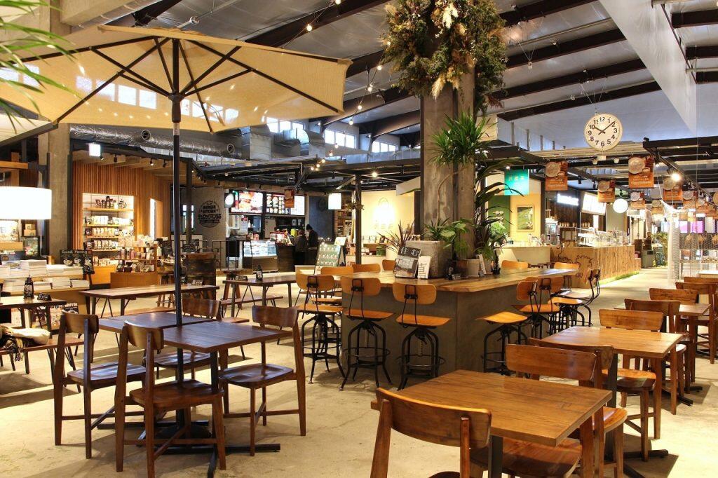 アルコールを提供しているお店もあるので、お酒を飲みながらディナーも楽しめます