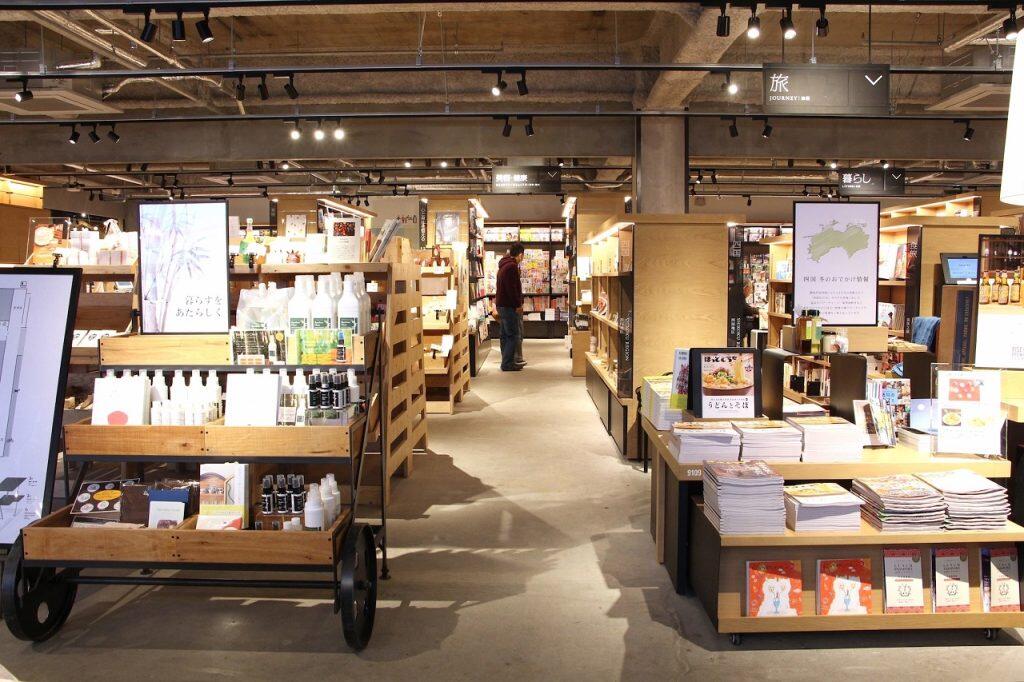 アート・コミック・小説などが並ぶ2階は、