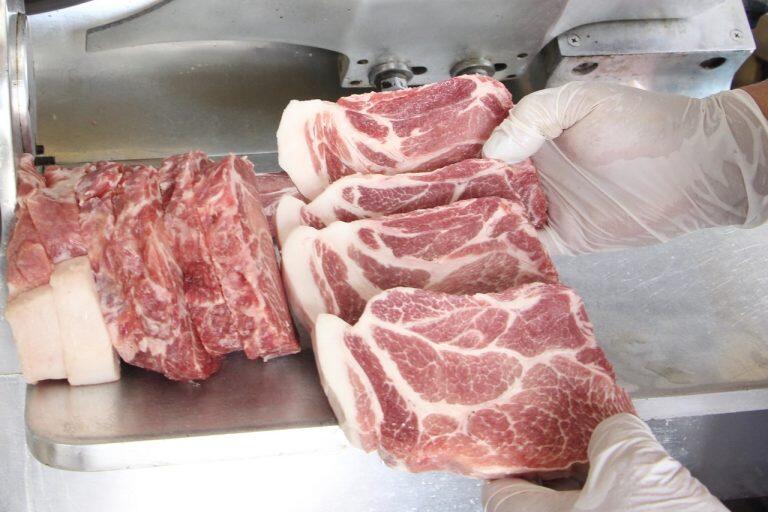 「なはり旨味ステーキ舎」を立ち上げ、試行錯誤の末に「旨味豚ステーキ」を生み出した