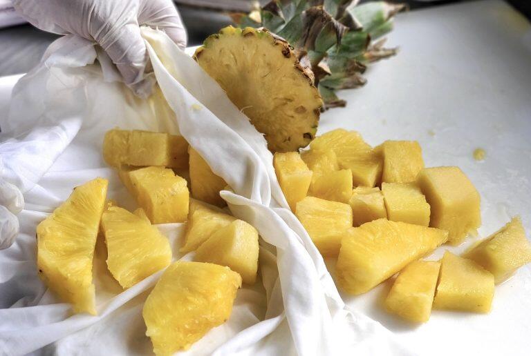 美味しさのポイントとなるのは、フレッシュなパイナップルやゆず果汁に海洋深層水塩を加えた漬け液