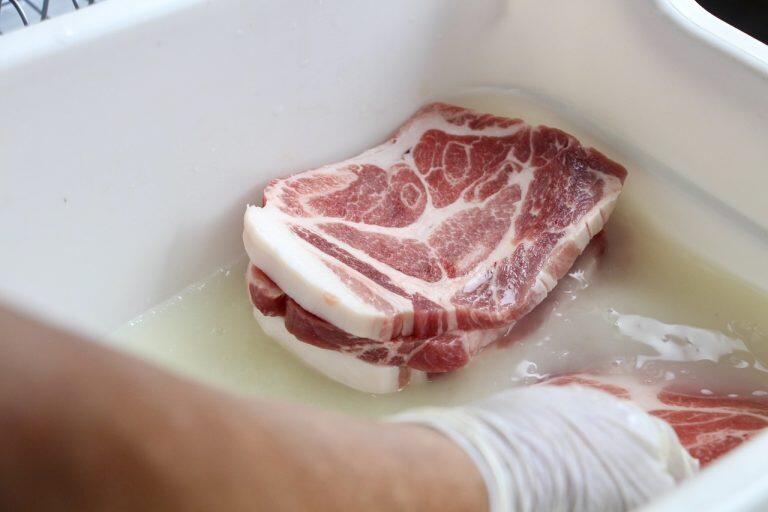 カットした豚肉を、この漬け液に浸した後、冷蔵で寝かせ、真空パックして、さらに冷凍で48時間熟成