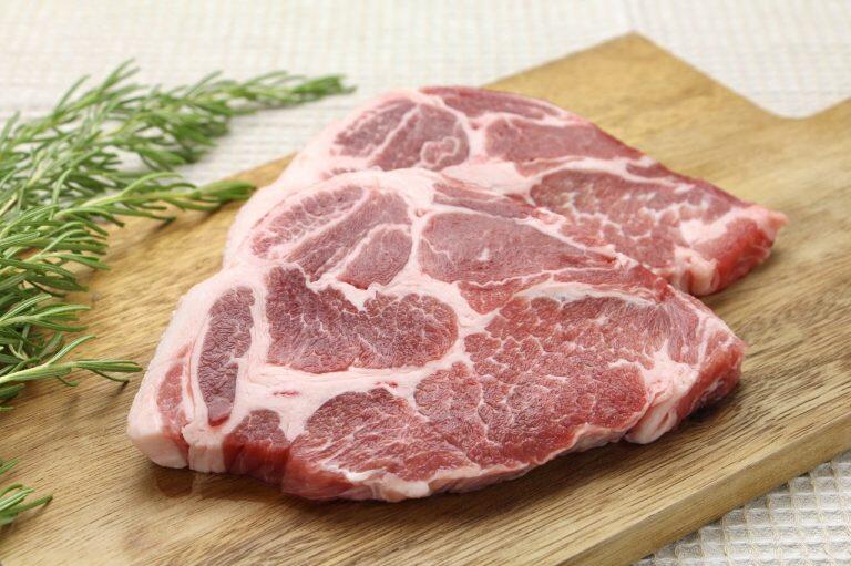 こだわりの「旨味豚ステーキ」は、旨味が増し、驚くほど柔らかに仕上がります