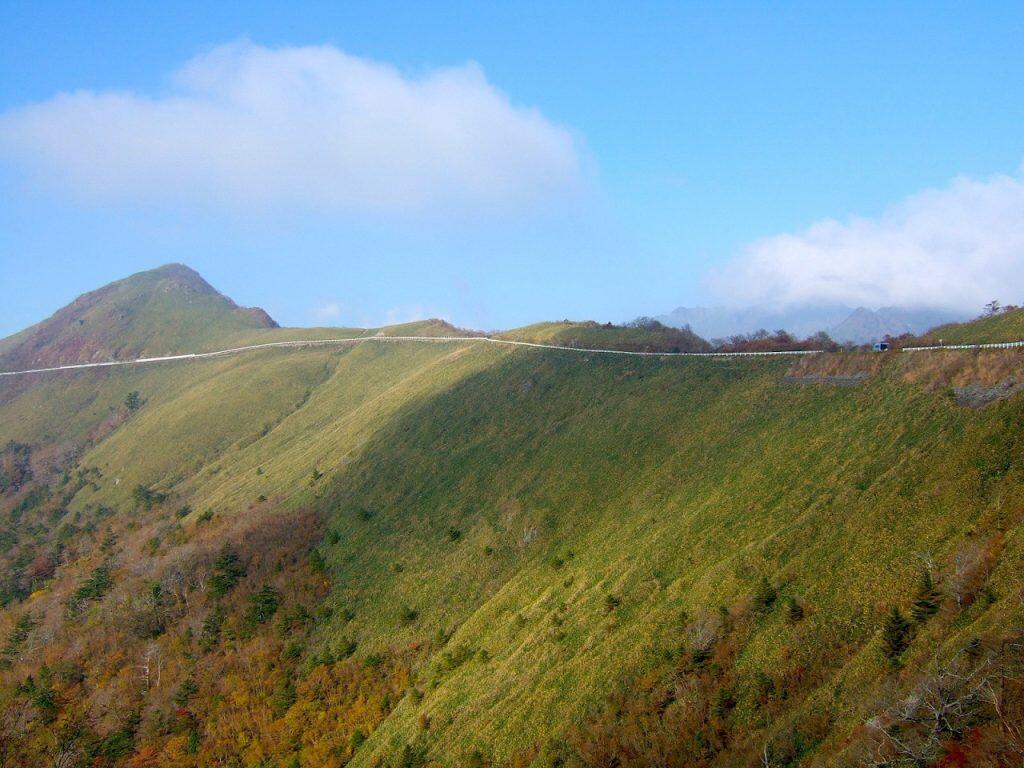標高1,300m~1,700mの尾根沿いを縫うように走るこのコースは、かつて「雄峰(ゆうほう)ライン」と呼ばれていたことや、未確認飛行物体の目撃情報が多かったことから、いつしか「UFOライン」と呼ばれるようになった