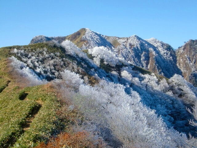 春にはアケボノツツジやシャクナゲ、夏には新緑、秋には美しい紅葉、11月には木々が白く輝く霧氷など、四季折々に美しい山々の風景が楽しめます。
