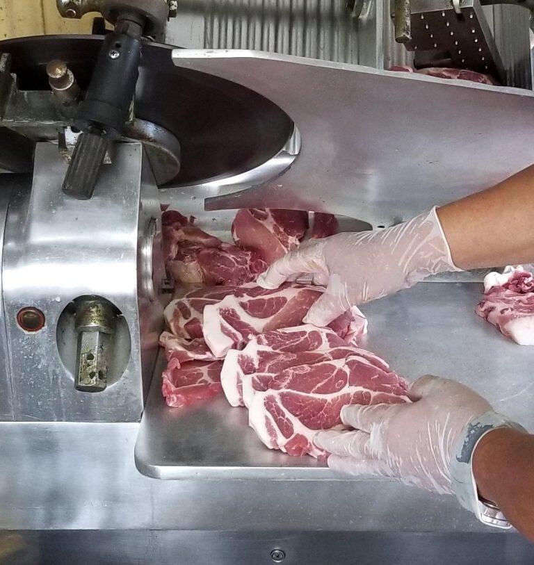 製造責任者は、獣医・畜産・栄養学を修め、約2万頭の豚の生産に携わった経歴をもつ豚のプロフェッショナル