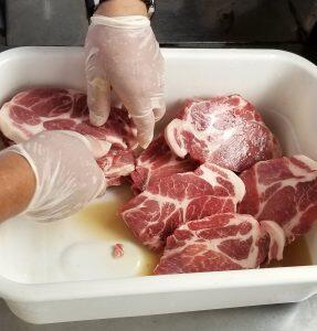 海洋深層水塩などに浸漬し、氷温(-2℃)で約30時間保存