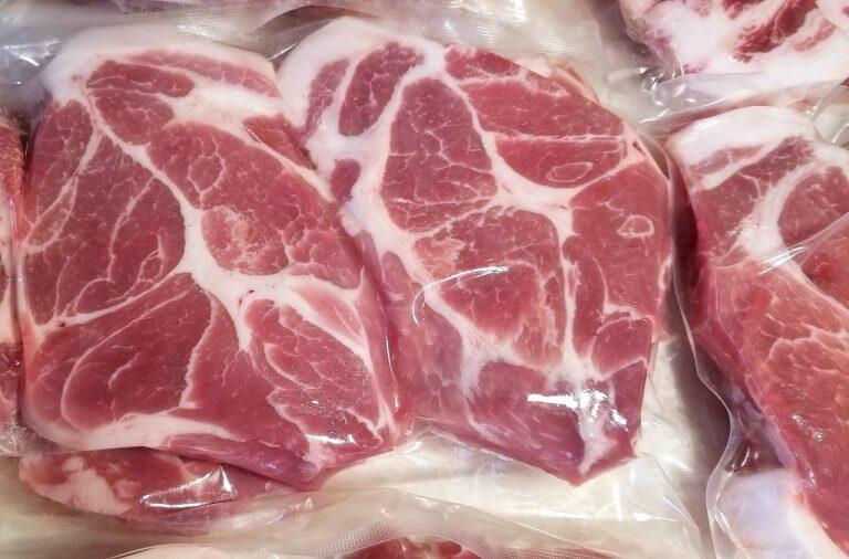 豚肉は驚くほど柔らかく旨味たっぷりに!ステーキにしても臭みがなく、さっぱりといただける