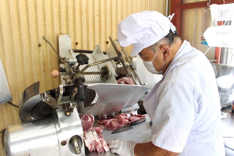 「旨味豚ステーキ」に使用するのは、国内で豚の育成から加工、販売までを行なっている食品会社から仕入れた安心で美味しい豚肩ロース