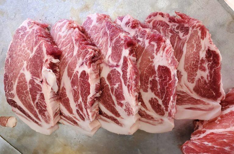 豚肉でありながら、牛肉のように美しい霜降りが入った良質な肉質が自慢