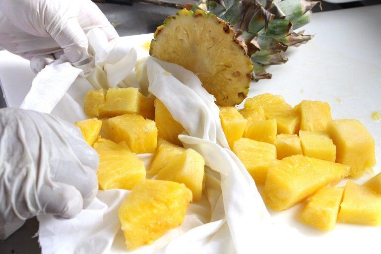 美味しさのポイントとなるのは、缶詰ではなく、フレッシュなパイナップルやゆずを丁寧に手絞りし、塩などを加えてつくる果樹酵素