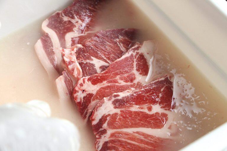 果樹酵素に豚肉を浸漬させることで、より柔らかく、より旨味が強く、臭みの無いステーキに仕上がるそうです