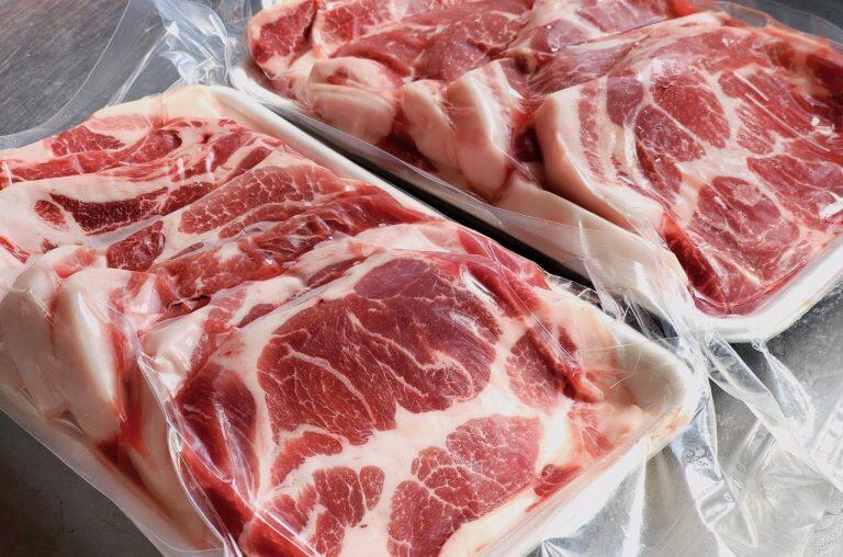 浸漬させた後、真空パックし、冷凍庫で半熟成させることで、さらに旨味が深まった極上のステーキは、今までの豚肉の概念を覆すほどの絶品