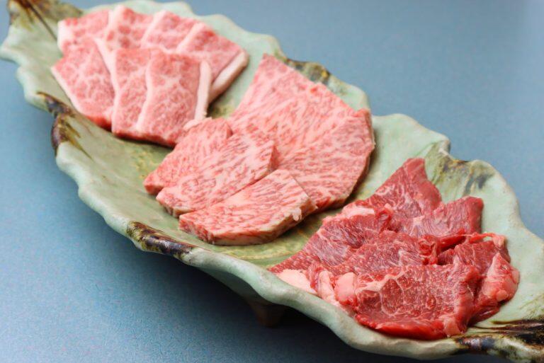 美しいサシの入った鮮やかな牛肉は、提供からしばらく経ってもドリップ(肉から出る旨味成分を含む赤い液体)が出ない