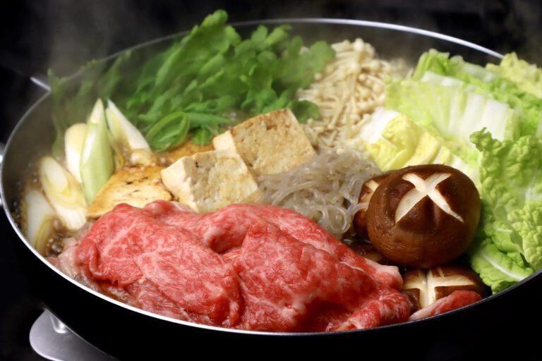 脂身と赤身の絶妙なバランスまで考えてカットされたすき焼き用スライス肉