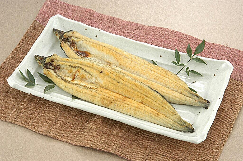 焼き加工では、焼き→蒸し→深焼きを経て、焼きムラや加熱不足のない、骨まで柔らかいふっくら白焼きに