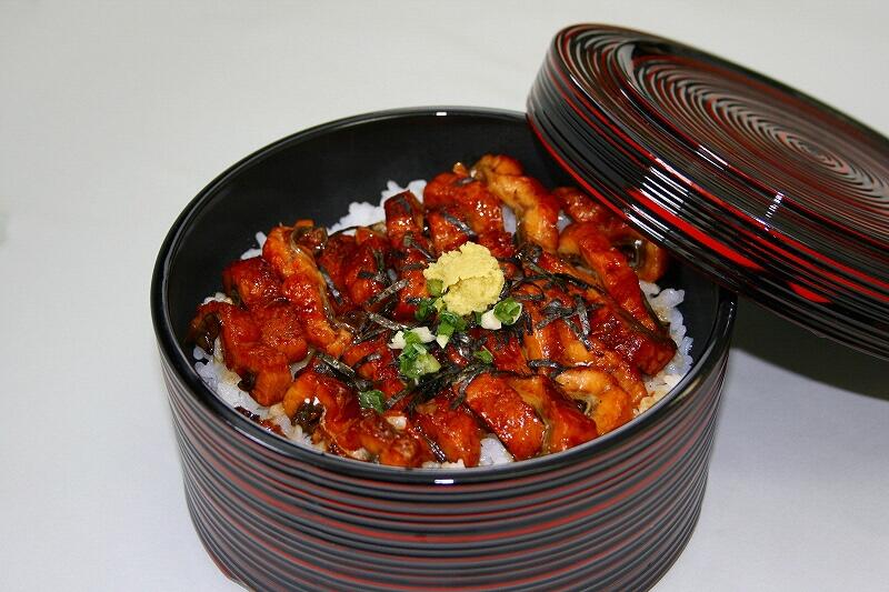 甘過ぎず辛過ぎないコク深いタレは、丹精込めて仕上げられた蒲焼との相性抜群