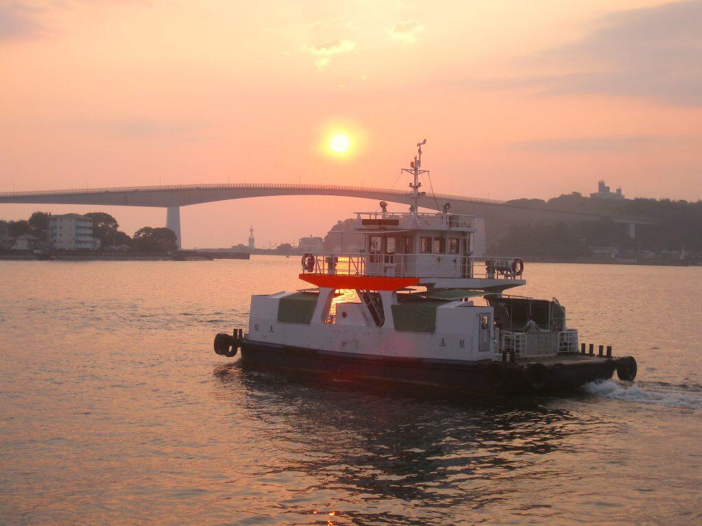 日や夕日に赤く染まる空や海、満月が映る海面も楽しめます