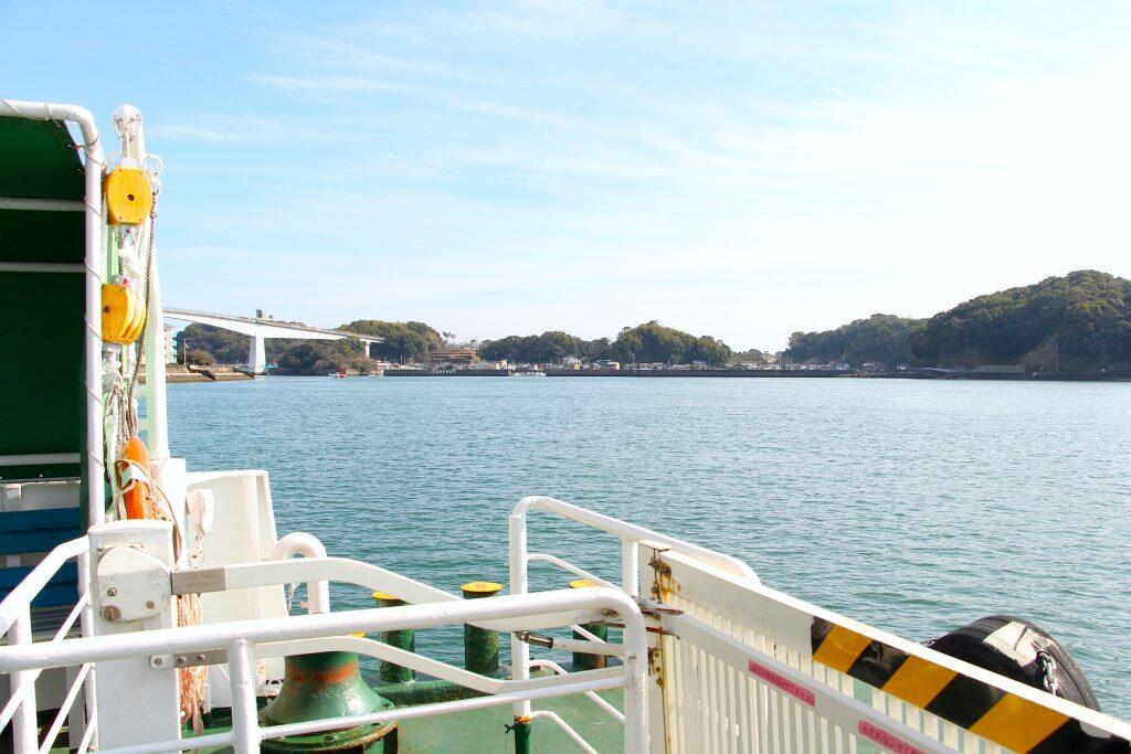 デッキからは、美しい浦戸湾や浦戸大橋、湾内に入っていく大型船や造船所の巨大なクレーンなど、様々な風景が望めます