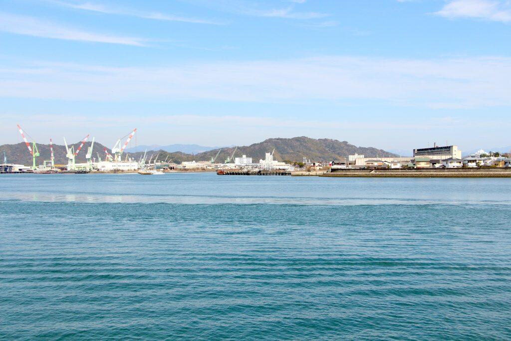 デッキからは、美しい浦戸湾や浦戸大橋、湾内に入っていく大型船や造船所の巨大なクレーンなど、様々な風景が望めます