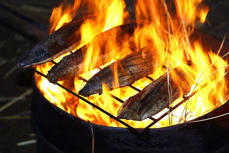 職人が厳選した鰹のみを高知県産の藁で焼き上げ、真空パックに保存し美味しさを閉じ込めています。
